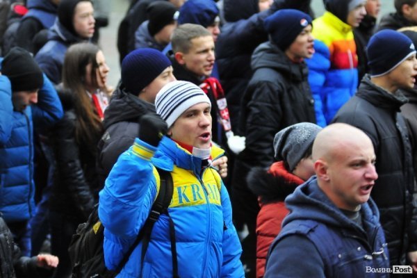Футбольні фани у Луцьку влаштували марш. ВІДЕО