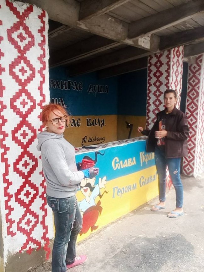 «Я українець і я цим пишаюся»: у селі на Волині розмалювали автобусну зупинку. ФОТО