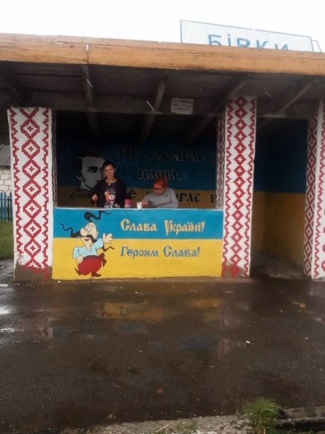 «Я українець і я цим пишаюся»: у селі на Волині розмалювали автобусну зупинку. ФОТО