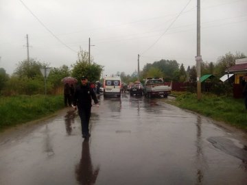 У місті на Волині поблизу цвинтаря застрягла «швидка»