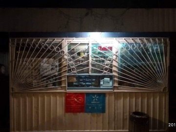 Продавця луцького магазину викрили на продажі алкоголю у заборонений час. ФОТО