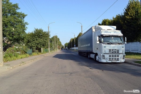 А на вулиці Потебні під парканом тролейбусного депо ночує вантажівка. Зручно, звісно, бо за стоянку нікому не треба платити.