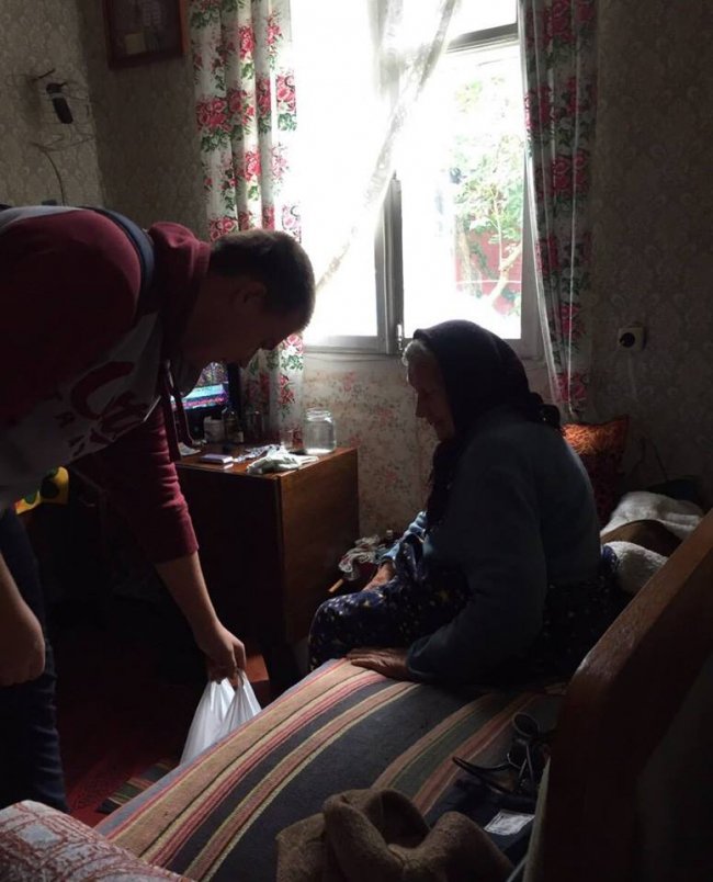 Ковельські студенти роздали одиноким бабусям продуктові набори
