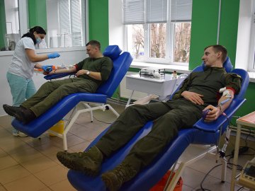 Нацгвардійці з Волині привітали ЗСУ літрами крові, яку здали для поранених воїнів. ФОТО