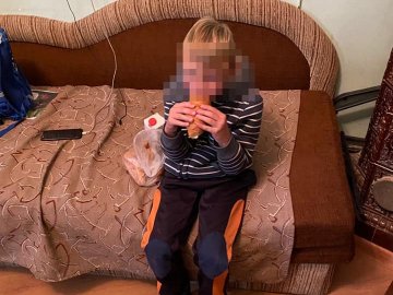 У Львові п'яна матір спала на лавці, поки малолітній син намагався її розбудити