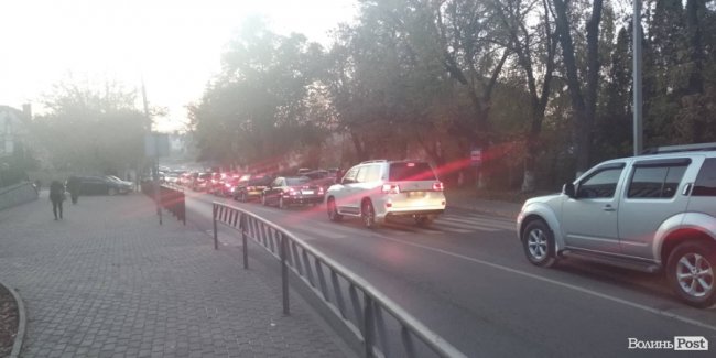 Через аварію у центрі Луцька утворилася тягучка. ФОТО
