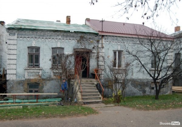 Під час ремонту даху в луцькому будинку обвалилася стеля. ФОТО