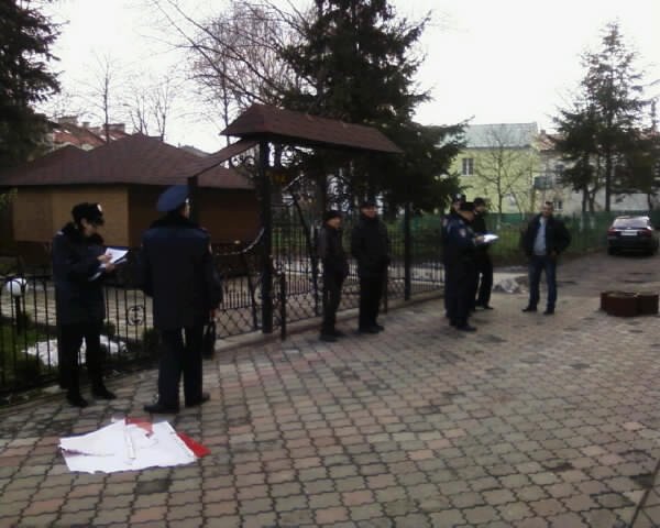 Волинським комуністам обплювали двері та пошкодили банер. ФОТО