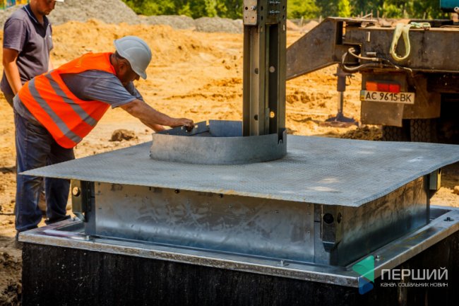 У Луцьку поставили перший підземний смітник: як він працює*