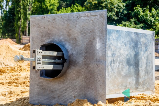 У Луцьку поставили перший підземний смітник: як він працює*