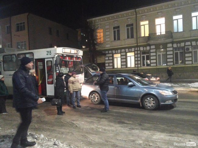 У центрі Луцька велика тягучка. Зіткнулися тролейбус і універсал  