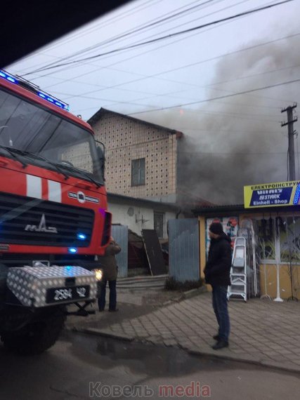 У Ковелі біля ринку горить 2-поверхова будівля. ФОТО. ВІДЕО