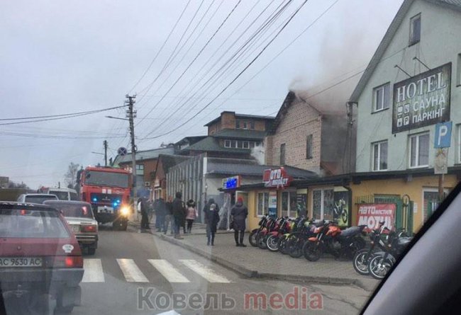 У Ковелі біля ринку горить 2-поверхова будівля. ФОТО. ВІДЕО