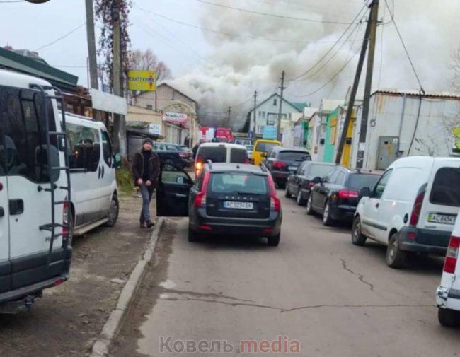 У Ковелі біля ринку горить 2-поверхова будівля. ФОТО. ВІДЕО