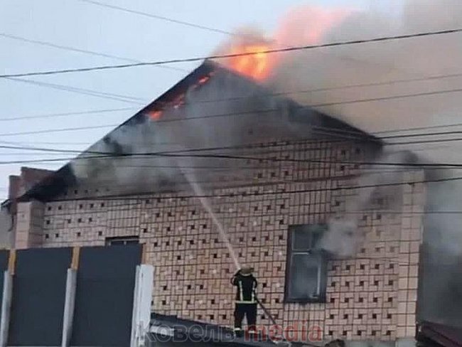 У Ковелі біля ринку горить 2-поверхова будівля. ФОТО. ВІДЕО