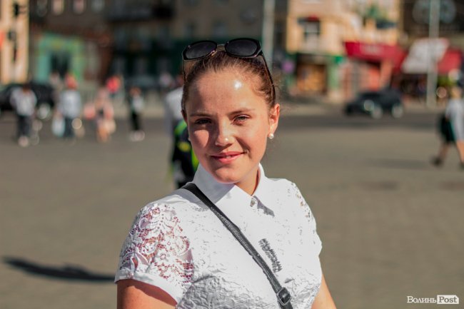 Усміхнені лучани в день народження смайлика. ФОТО