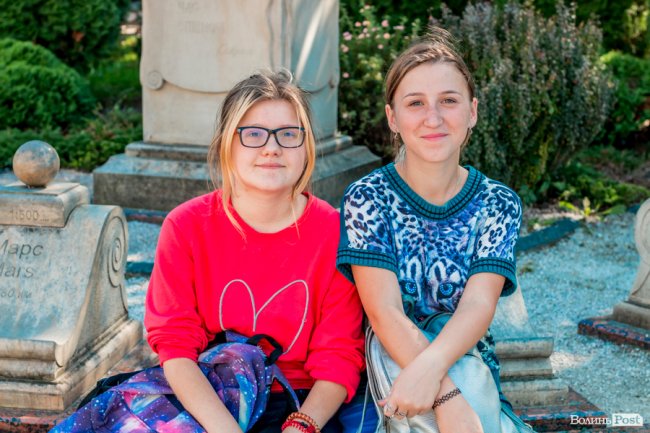 Усміхнені лучани в день народження смайлика. ФОТО