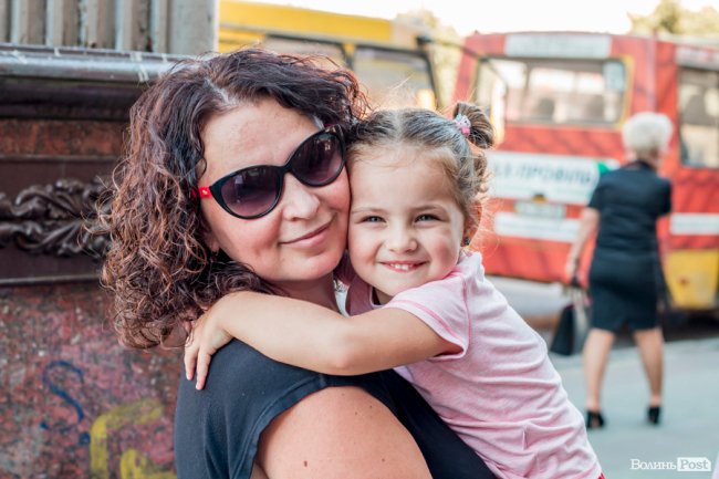 Усміхнені лучани в день народження смайлика. ФОТО