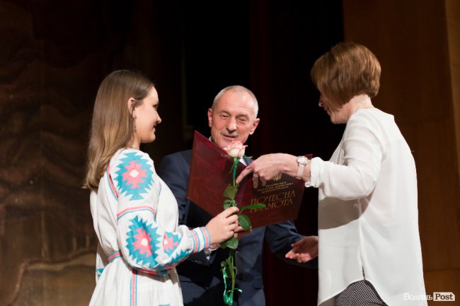 Квіти, подяки та музичний концерт: волинських медпрацівників привітали з професійним  святом