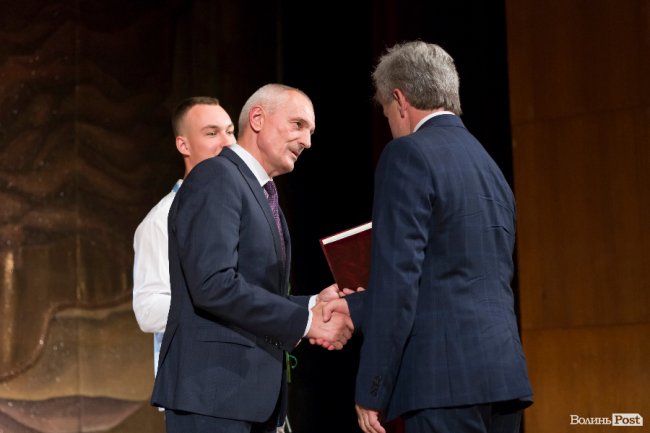 Квіти, подяки та музичний концерт: волинських медпрацівників привітали з професійним  святом