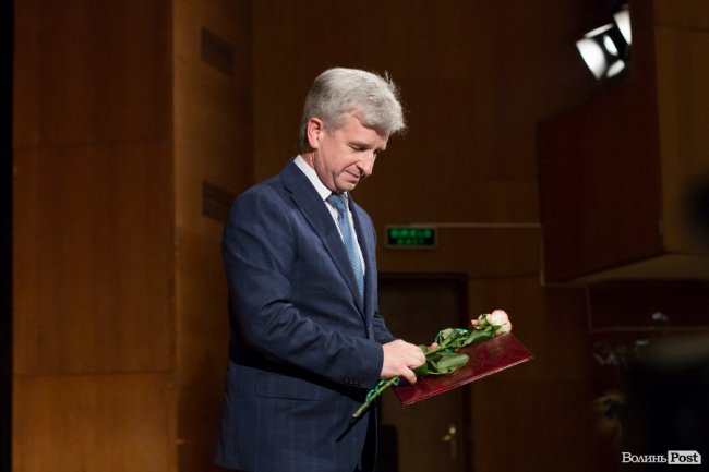 Квіти, подяки та музичний концерт: волинських медпрацівників привітали з професійним  святом