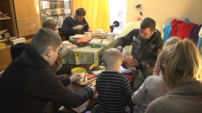 Атовець з Волині вирізьблює з дерева унікальні скриньки та кухонні набори. ВІДЕО