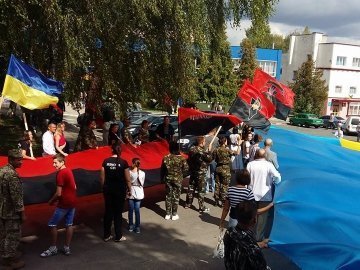 У Горохові на День Незалежності несли два українські прапори. ФОТОРЕПОРТАЖ
