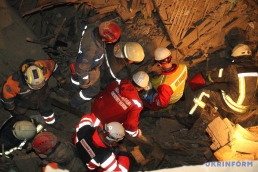 Під завалами будинку в Києві ще є люди. ФОТО