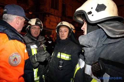 Під завалами будинку в Києві ще є люди. ФОТО