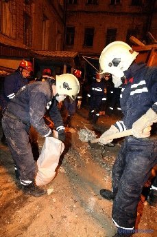 Під завалами будинку в Києві ще є люди. ФОТО