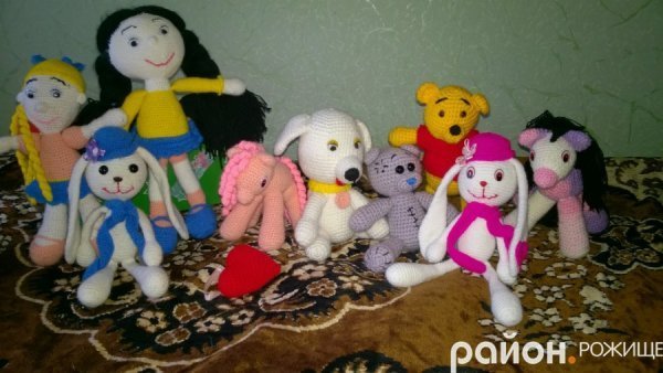 Волинянка в’яже милі іграшки в японській техніці