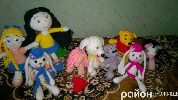 Волинянка в’яже милі іграшки в японській техніці