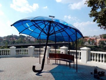У Кам'янці-Подільському встановили величезну парасольку для підзарядки мобільних телефонів. ФОТО
