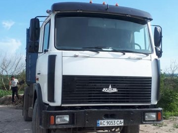 Відомо, кому належить автомобіль, який зливав «смердючки» на Львівській. ФОТО