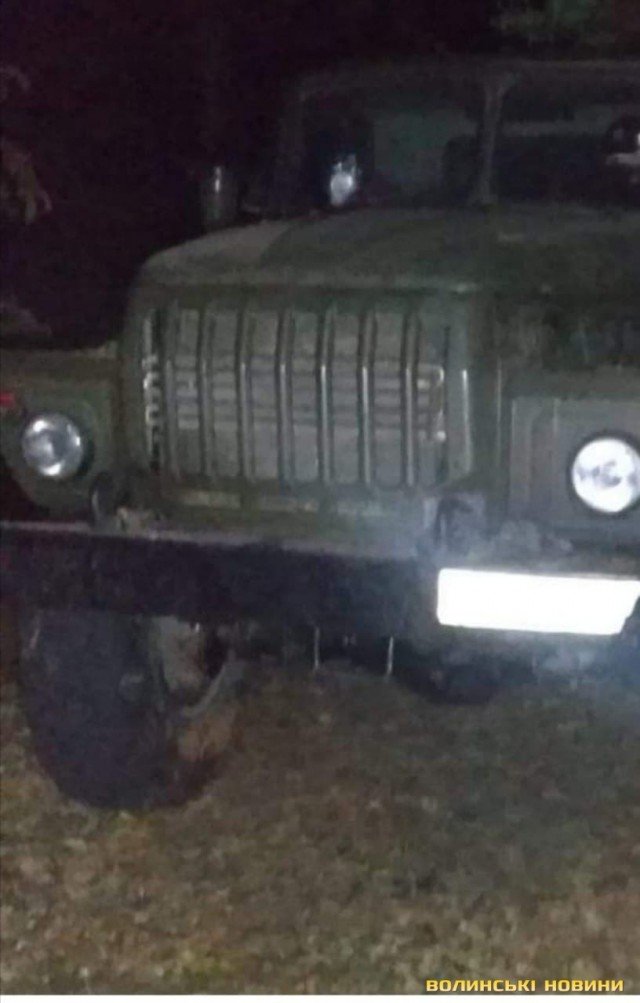 На Волині з території колишньої військової частини крадуть ліс: вирізують ввечері та вивозять «Уралами». ФОТО.ВІДЕО
