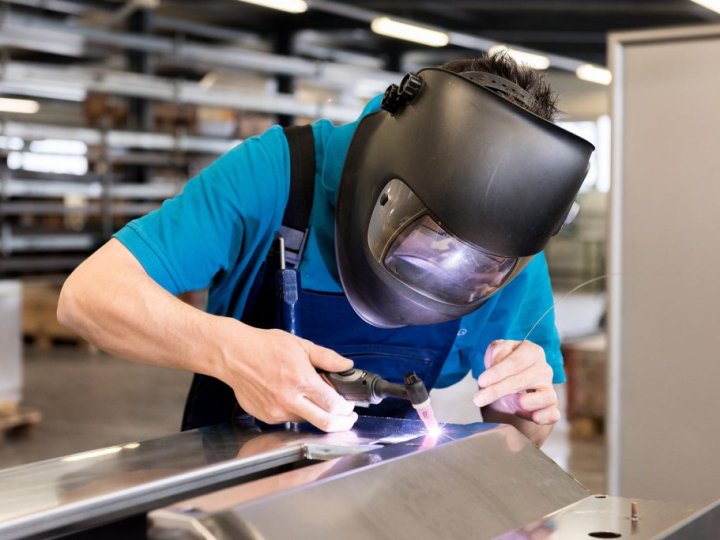 Заклепки проти зварювання: що обрати для швидкого монтажу?