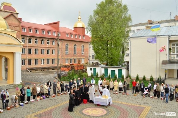 У Луцьку святять паску. ФОТО