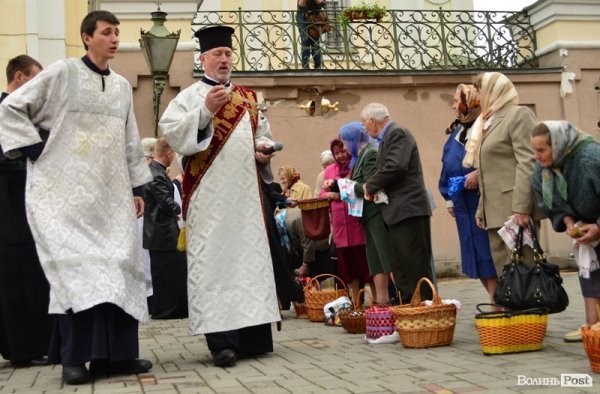 У Луцьку святять паску. ФОТО