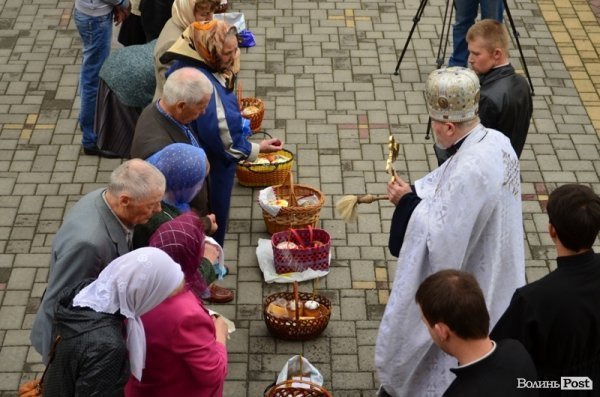 У Луцьку святять паску. ФОТО