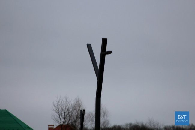 У місті на Волині в новій рекреаційній зоні встановили креативні ліхтарі. ФОТО