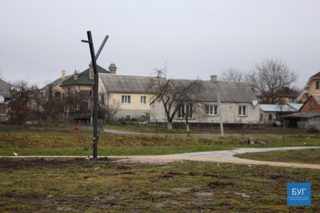 У місті на Волині в новій рекреаційній зоні встановили креативні ліхтарі. ФОТО