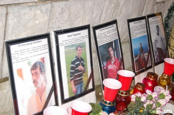 У Луцьку запалили свічки пам’яті за загиблими на Майдані. ФОТО