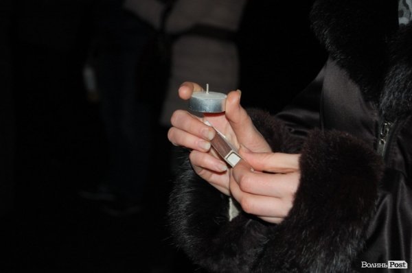 У Луцьку запалили свічки пам’яті за загиблими на Майдані. ФОТО