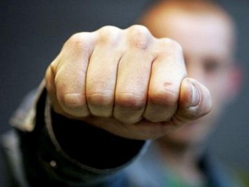 Волинянин зламав щелепу 22-річному знайомому