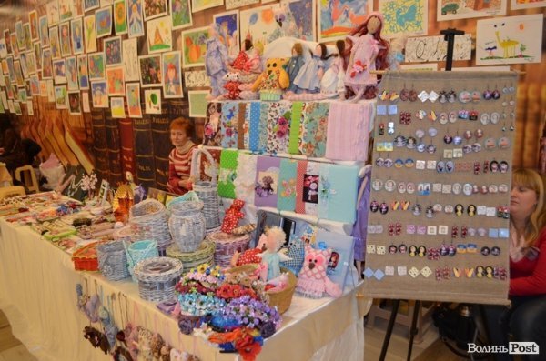У Луцьку продають вироби ручної роботи для закоханих. ФОТО