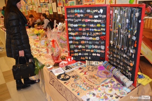 У Луцьку продають вироби ручної роботи для закоханих. ФОТО