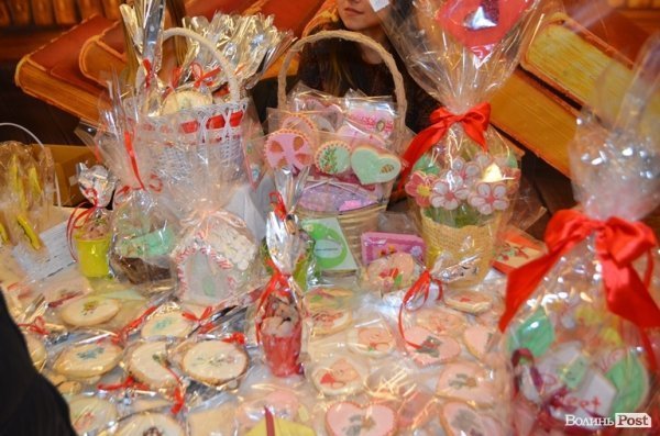 У Луцьку продають вироби ручної роботи для закоханих. ФОТО