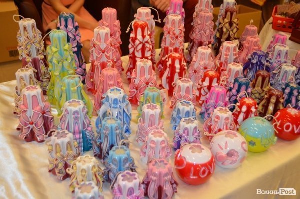 У Луцьку продають вироби ручної роботи для закоханих. ФОТО