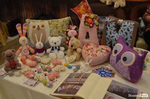 У Луцьку продають вироби ручної роботи для закоханих. ФОТО