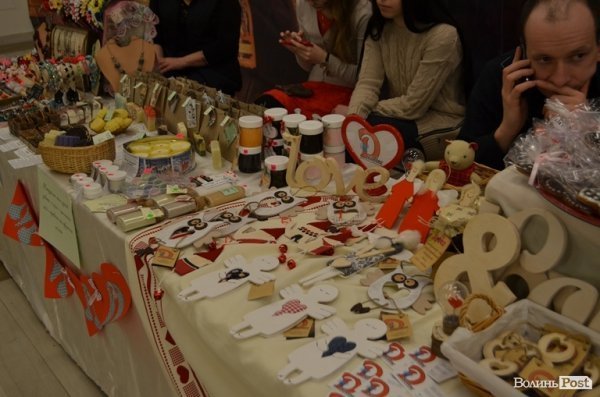 У Луцьку продають вироби ручної роботи для закоханих. ФОТО